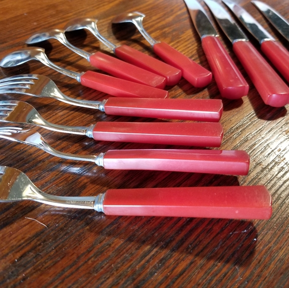 Vtg CARVED cherry red BAKELITE flatware for 4 - Picture 5 of 5